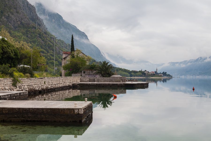Bucht von Kotor mit steilen Bergen und Siedlungen am Ufer