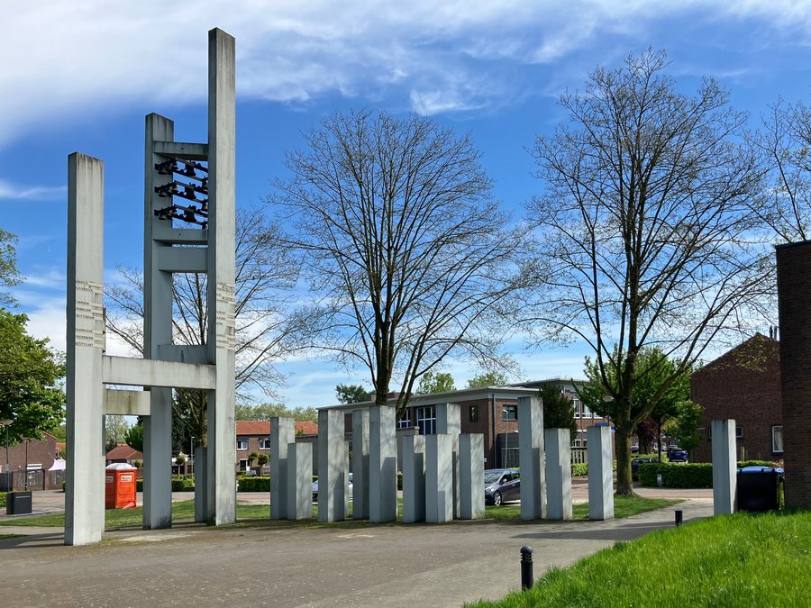 File:Venray Monument (1970) bij de voormalige Vredeskerk Theo Boosten.jpg