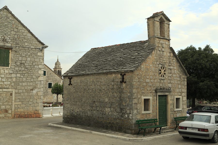 Allerheiligenkirche in Pražnica vor dem Postamt und dem örtlichen Lebensmittelladen