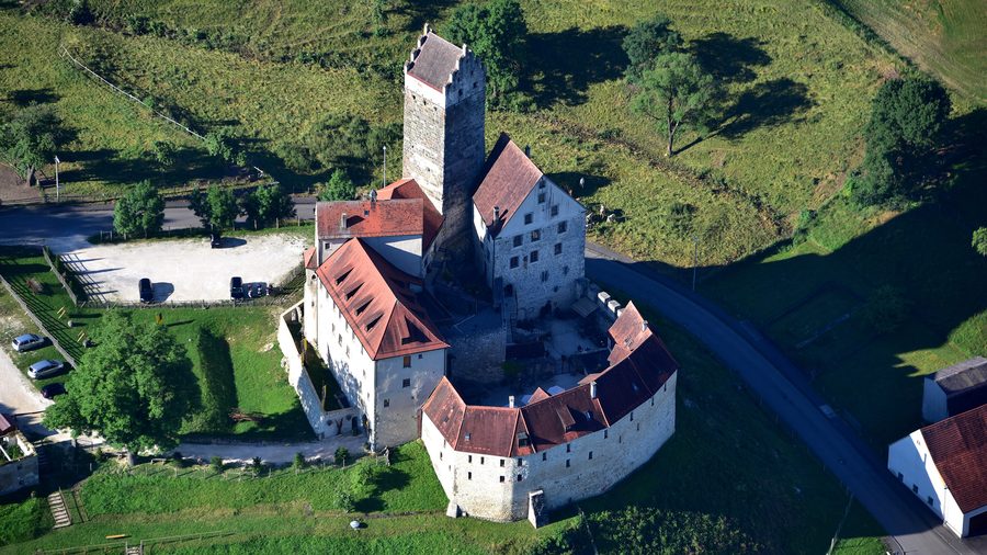 Luftaufnahme der Burg Katzenstein in Dischingen