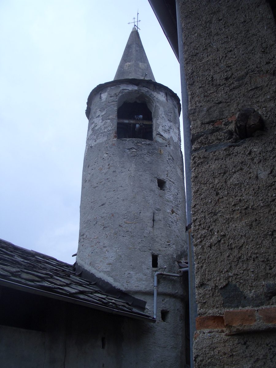 Glockenturm der Kirche Santa Maria in Doblazio in Pont Canavese