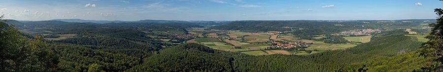 Panoramablick vom Heldrastein über die Landschaft des Werratals