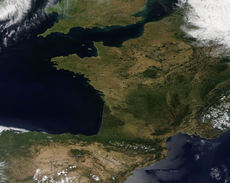 Satellitenbild von Westeuropa mit klaren Sommerbedingungen und wenig Wolken.