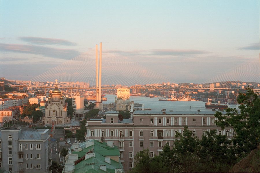 Golden Bridge über der Golden-Horn-Bucht in Vladivostok