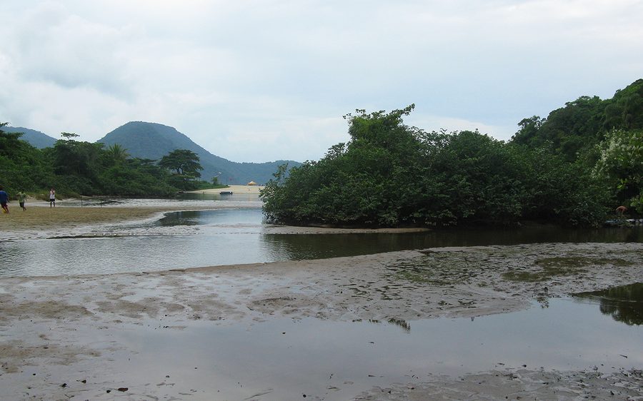 Strand an der Küste von São Paulo bei Ubatuba
