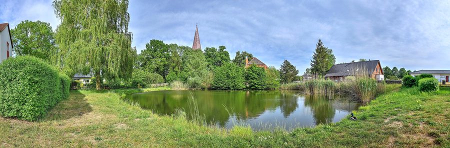 Dorfteich in Spornitz mit Blick auf die Kirche