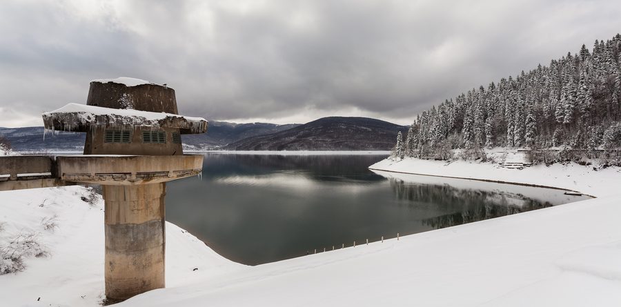 Winterlandschaft am Mavrovo-See mit Staudamm und Aussichtsturm