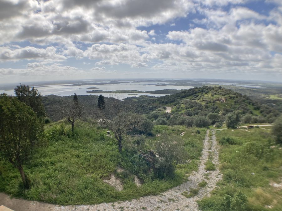 Panoramablick auf den Alqueva-Stausee im Alentejo