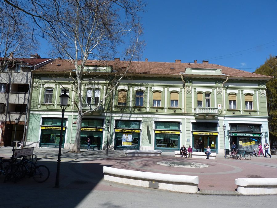 Historisches zweistöckiges Eckhaus an der Andrássy út 19 in Békéscsaba