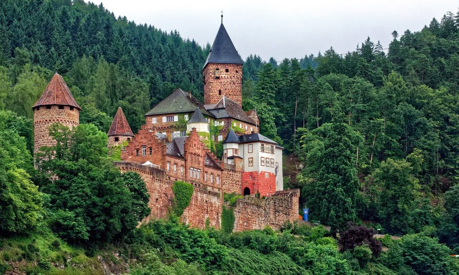 Burg Zwingenberg am Neckar oberhalb des Ortes