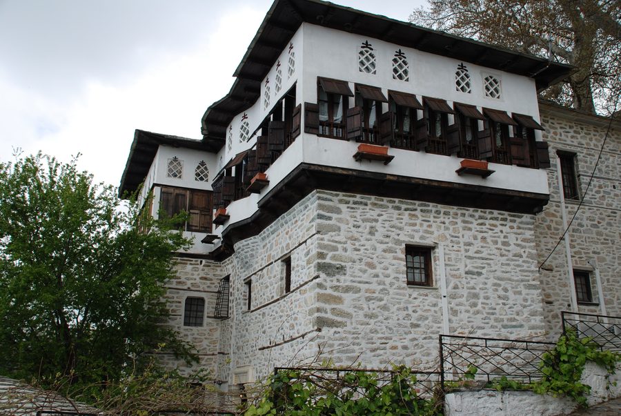 Historisches Herrenhaus aus Stein in Vizitsa auf dem Pelion