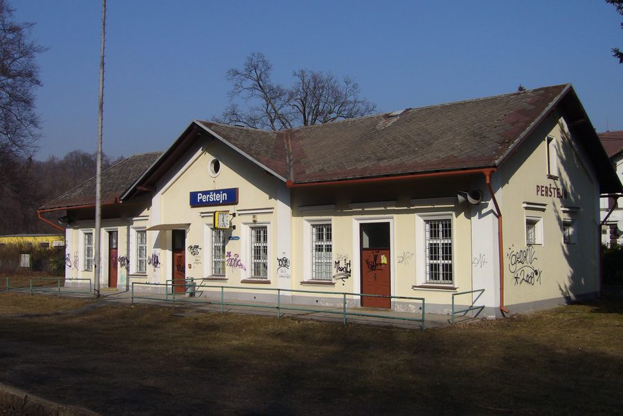 Bahnhof Perštejn im Tal bei der Eger