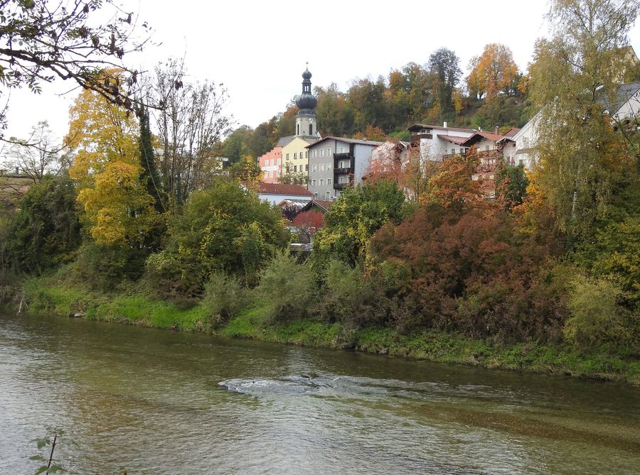 Blick auf die Trostberger Altstadt an der Alz vom Ziegelauersteg