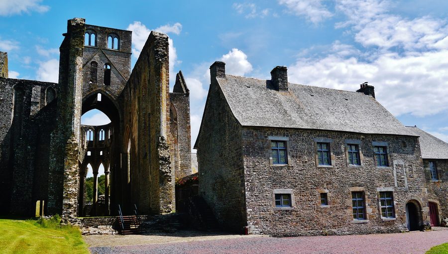 Abteikirche und Haus der Laienbrüder der Abtei von Hambye in der Normandie