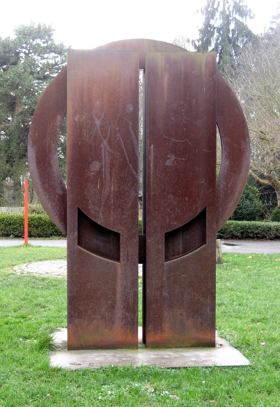 Der Stehdreher von Vincenzo Baviera auf dem Gelände von Schloss Freudenberg in Wiesbaden-Dotzheim