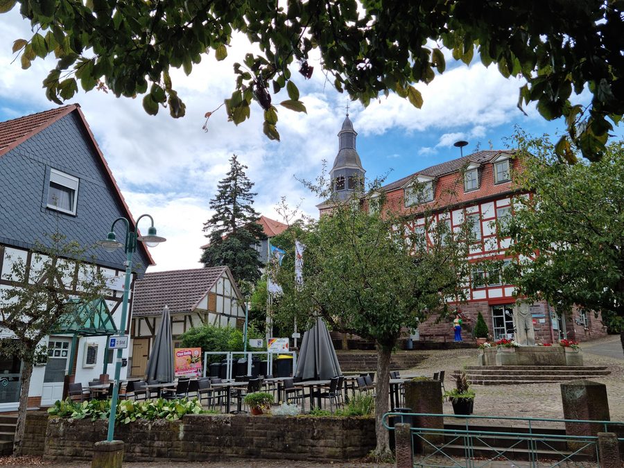 Hauptstraße mit Kirche, Kirchturm und Rathaus in Bad Zwesten