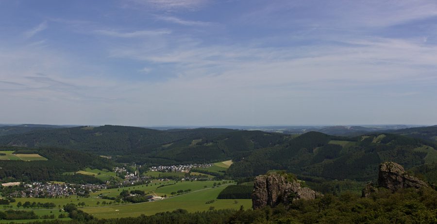 Blick vom Feldstein auf Elleringhausen, Bornstein und Goldstein im Sauerland