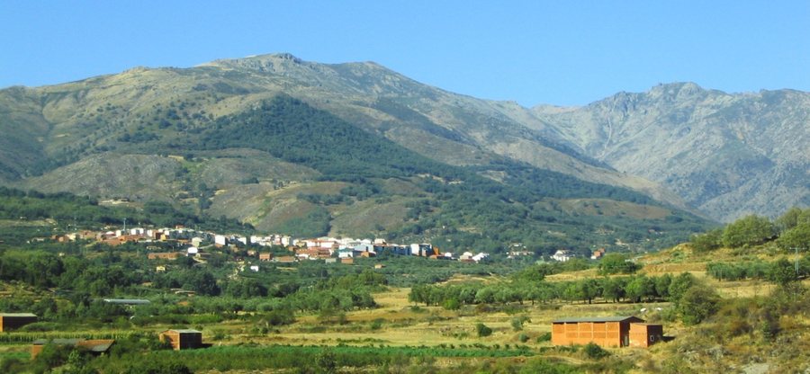 File:Aldeanueva de la Vera and Sierra de Gredos.jpg