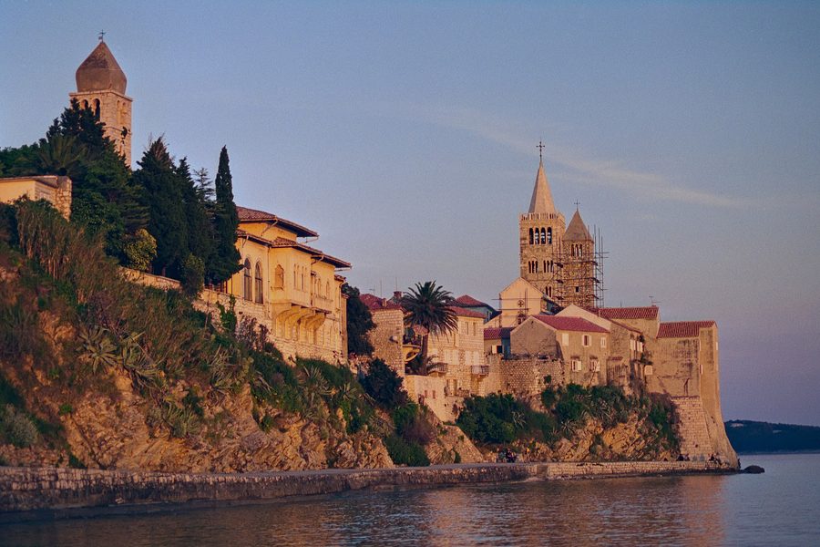 Historische Altstadt von Rab auf der Insel Rab mit markanter Stadtsilhouette