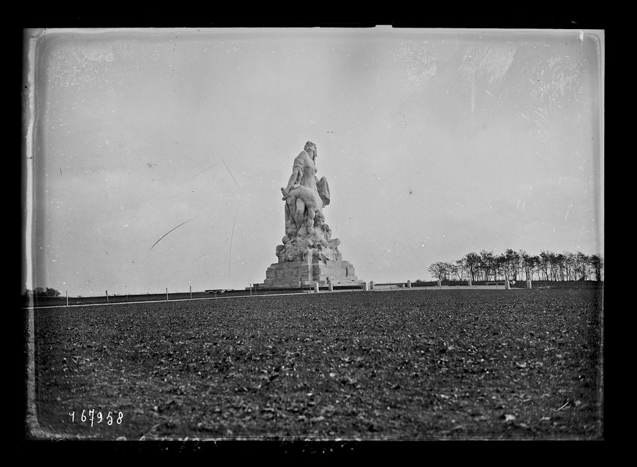 File:(8-11-32) monument américain de Vareddes (i.e. route de Varreddes à Meaux, Seine-et-Marne) - btv1b532622415.jpg