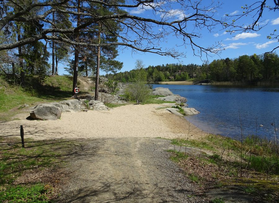 Drevvikens naturreservat mit dem Lännabadet am Ufer
