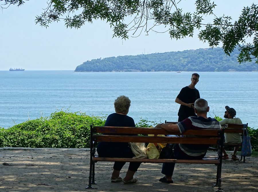 Szene im Primorski-Park von Varna mit dem Schwarzen Meer im Hintergrund