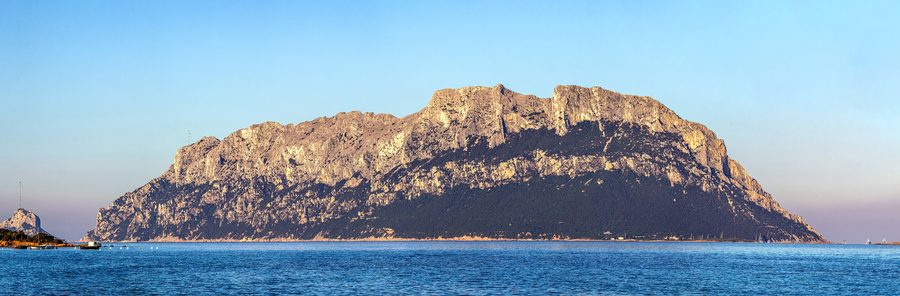 Isola Tavolara von Porto Istana aus gesehen