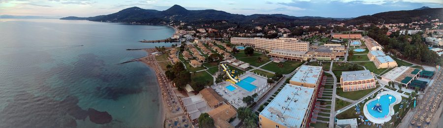 Strandbereich des Messonghi Beach Holiday Resort in Moraḯtika auf Korfu