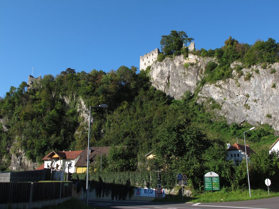 Burgruine Losenstein auf einem bewaldeten Hügel