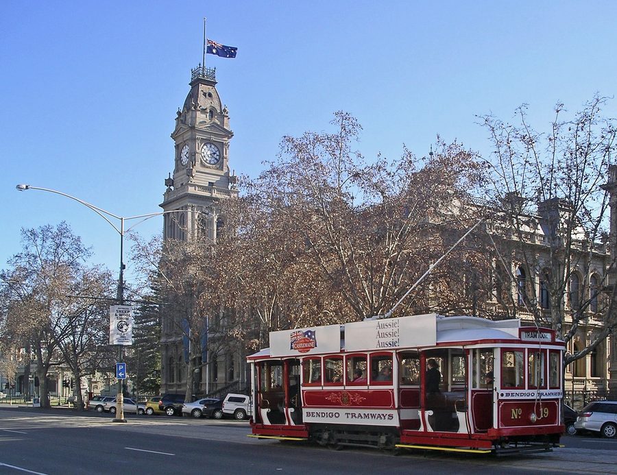 Historische Talking Tram vor dem alten Postamt in Bendigo