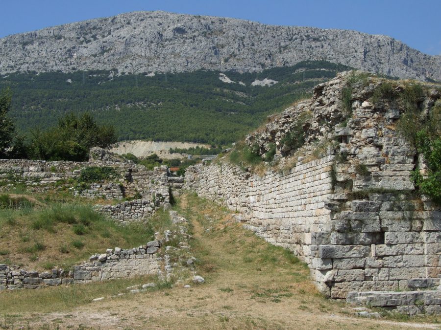Römische Stadtmauer von Salona bei Solin in Kroatien