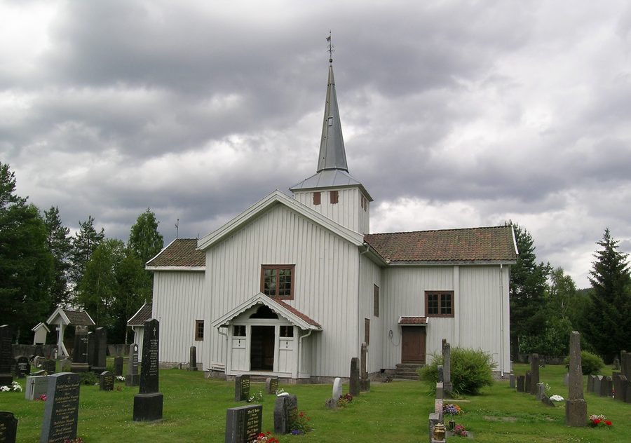 Außenansicht der hölzernen Svene kirke in Flesberg, Norwegen