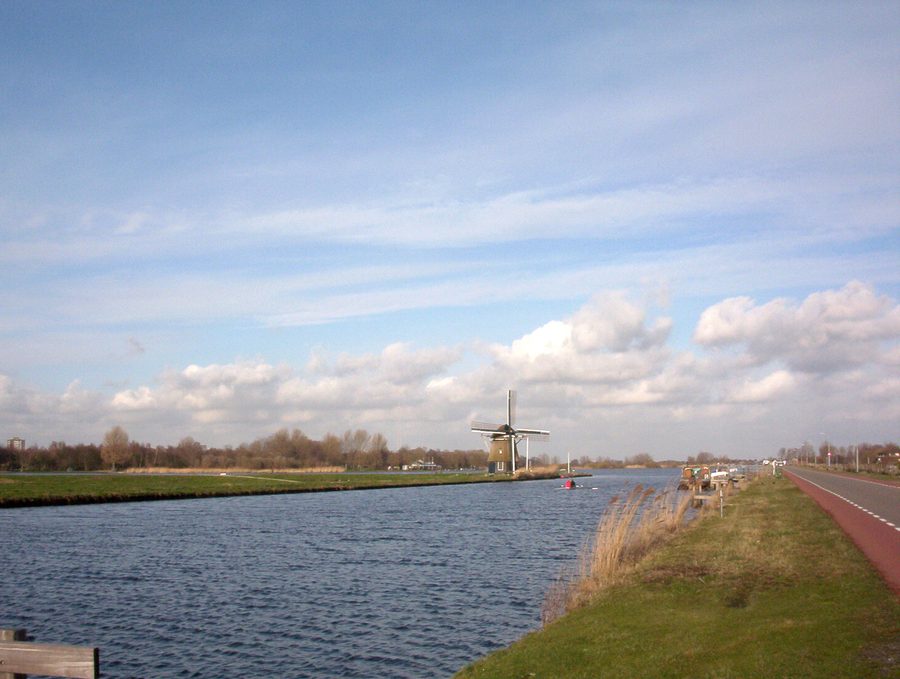 Windmühle de Hommel an der Ringvaart mit Ringdeich und Wasserfläche