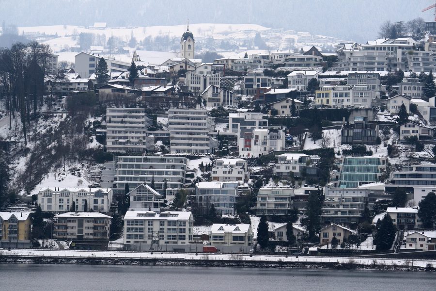 Blick vom Zürichsee auf Wollerau am oberen Zürichsee