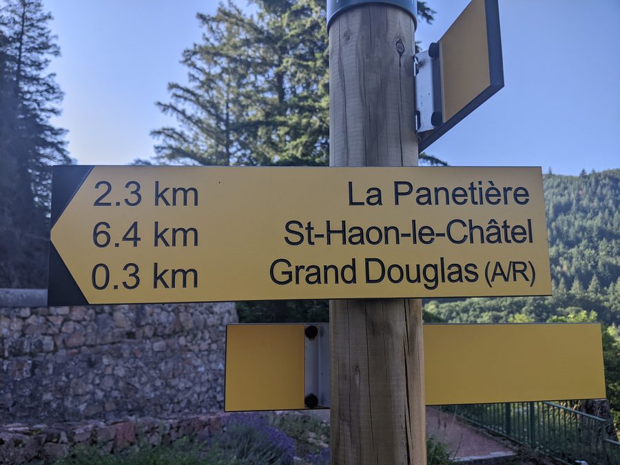 Wanderschild nahe dem Barrage de La Tache bei Renaison