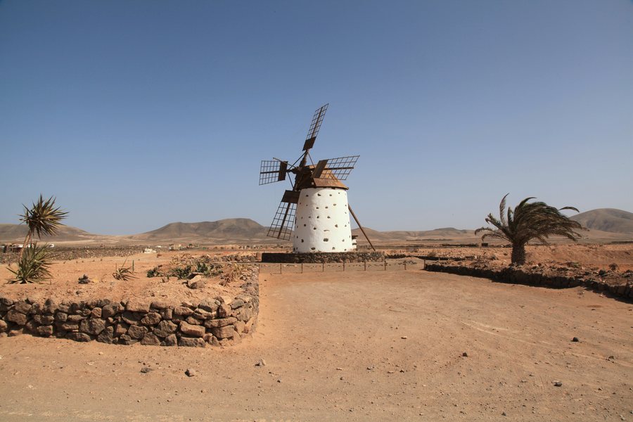 File:La Oliva El Cotillo - windmill 01 ies.jpg