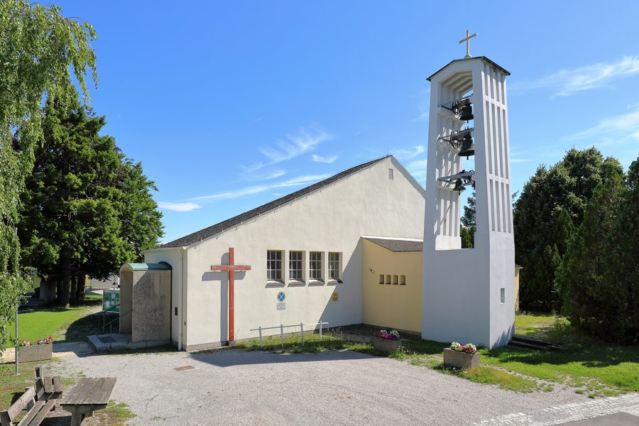 Die römisch-katholische Filialkirche St. Petrus in Teesdorf mit freistehendem Glockenturm.