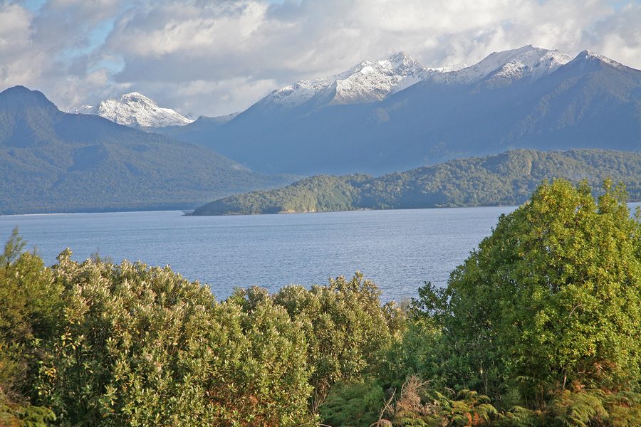 Lake Te Anau mit Bergen in der Fiordland-Region
