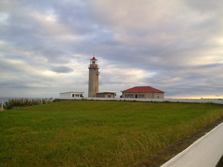 Farol de Ponta Garça an der Küste von São Miguel auf den Azoren