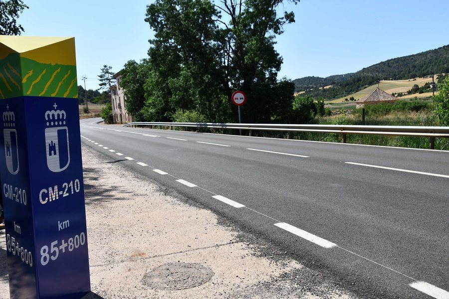 File:2026-06-24 - Visita a las obras de refuerzo de pavimento de la CM-210 entre Tierzo y Corduente - 55354797450.jpg