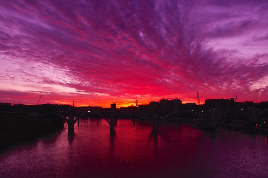 Blick von der Gay Street Bridge auf den Tennessee River, Brücken und das Stadtpanorama von Knoxville bei Sonnenuntergang