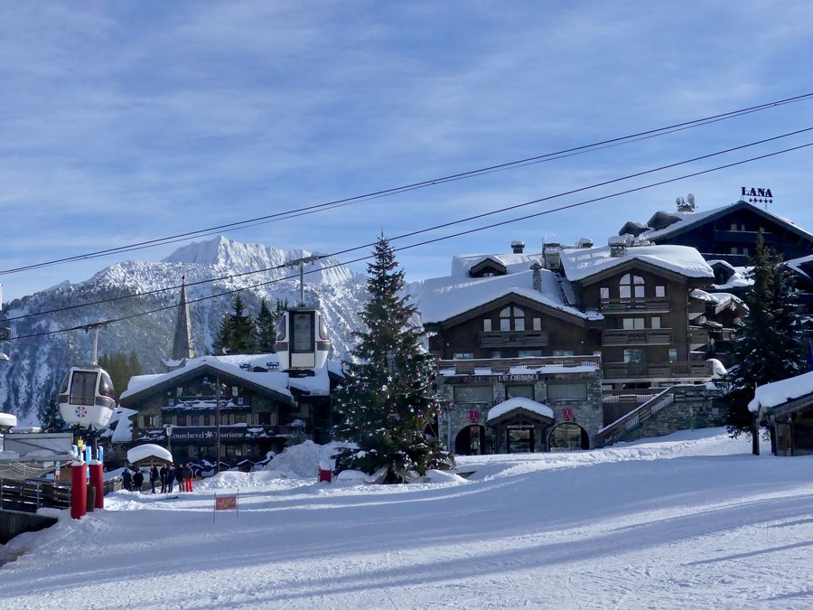 Courchevel 1850 am Morgen vor Weihnachten mit verschneitem Dorfzentrum