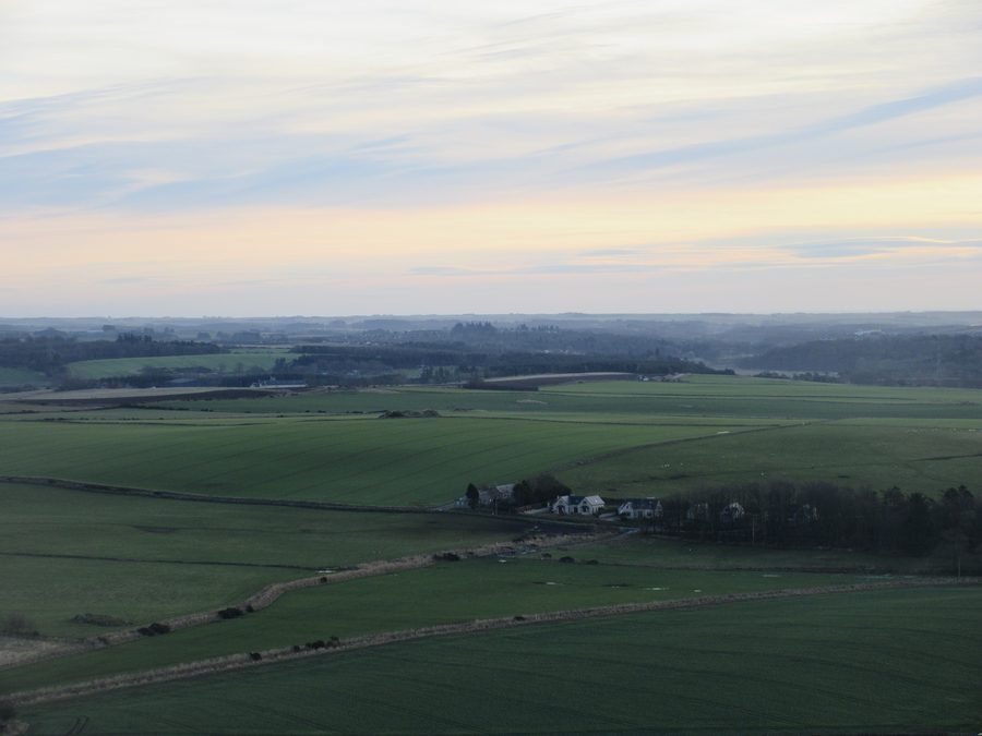 Das Ythsie-Prop-Denkmal mit Blick über die Landschaft von Aberdeenshire