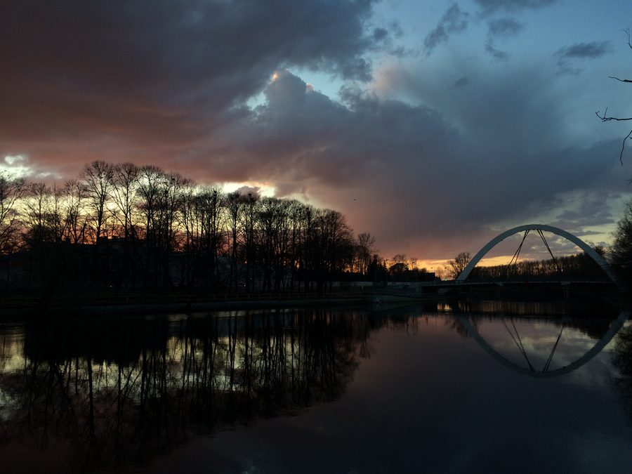 Der Emajõgi in Tartu mit dem Flussufer und der Stadtlandschaft