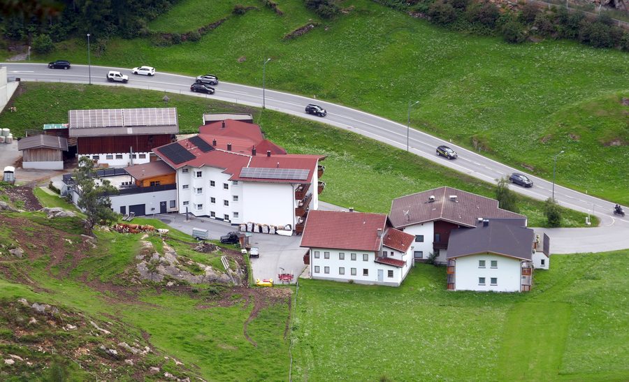 Gebäude am Ebeneweg in Sölden mit Dorfstraße im Hintergrund
