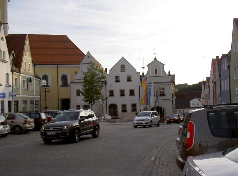 Historischer Stadtplatz in Neustadt an der Waldnaab mit Häusern am Platz