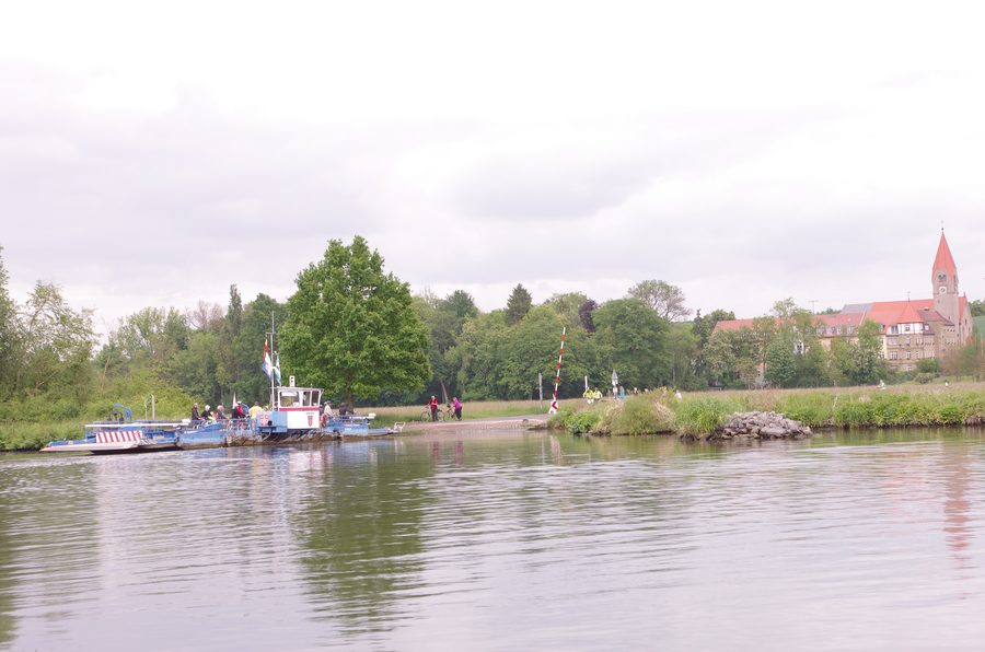 Mainfähre bei Wipfeld auf dem Main mit Kloster St. Ludwig im Hintergrund