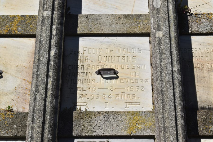 File:Tumba de Félix de Valois Rial Quintáns no cemiterio de Isorna, Rianxo.jpg