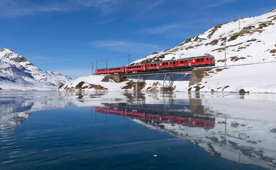 Bernina-Bahn-Zug auf der Strecke nach Tirano bei Ospizio Bernina
