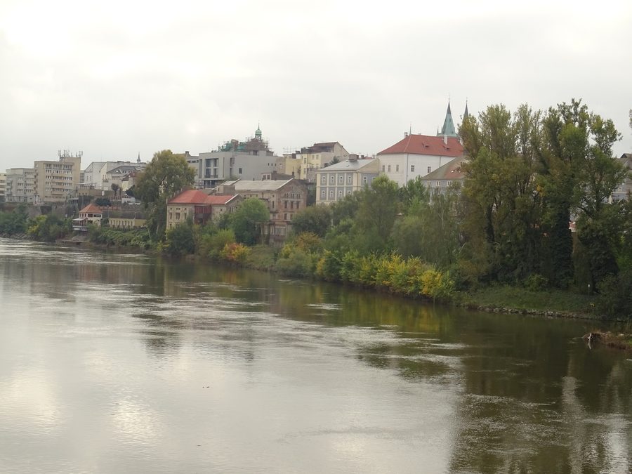 Blick von einer Fußgängerbrücke auf Kolín und die Umgebung von Kmochův ostrov